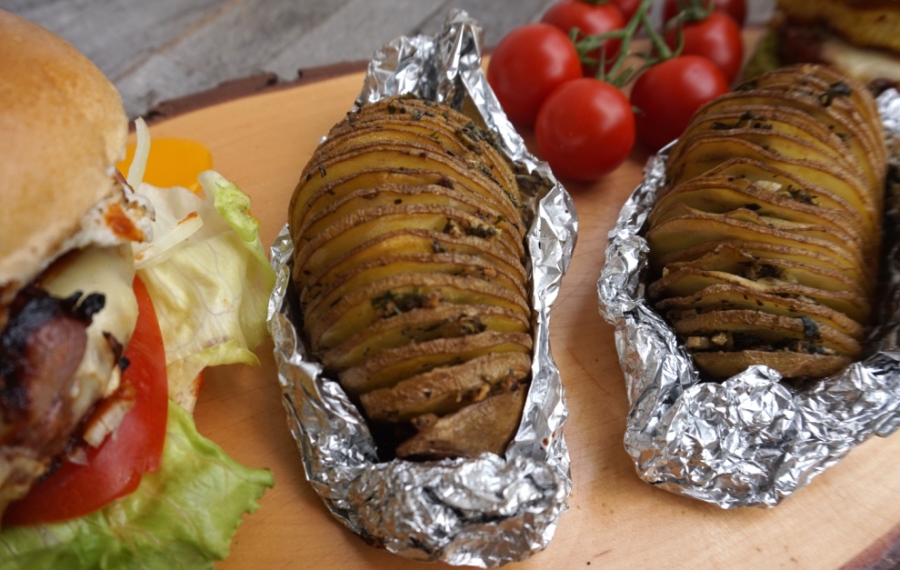 Kräuterfächerkartoffeln zum Grillen, Burger und Barbecue
